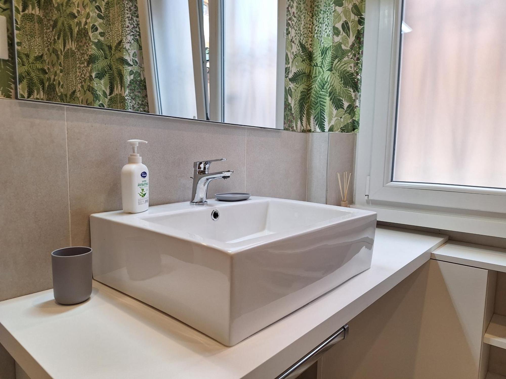 Appartamento Peaceful 2 Bedrooms With Patio, Near Metro A