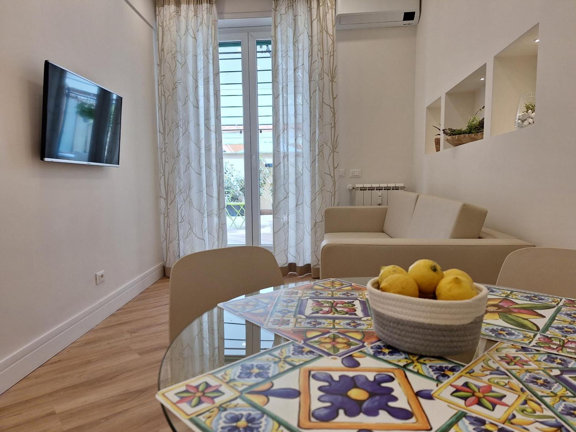Peaceful 2 Bedrooms With Patio, Near Metro A Appartamento Roma