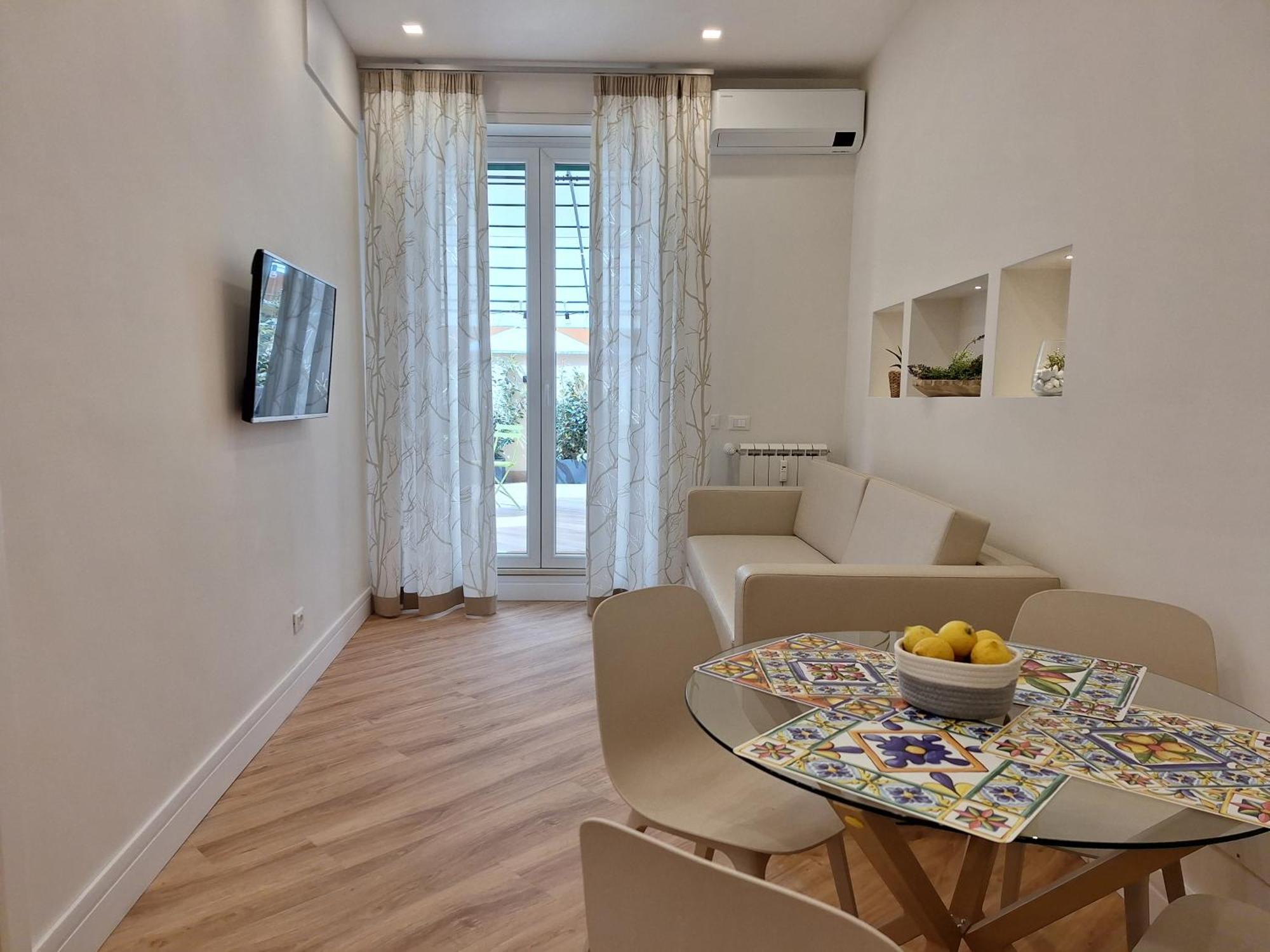 Appartamento Peaceful 2 Bedrooms With Patio, Near Metro A *
