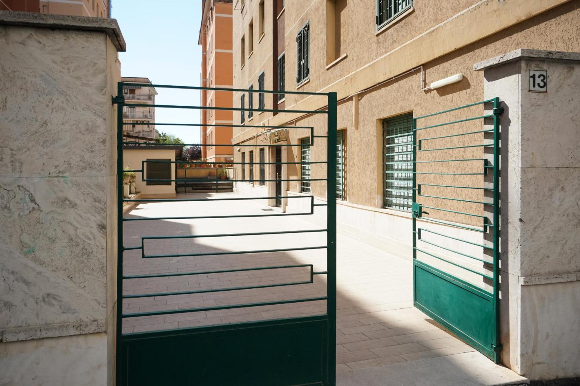 Appartamento Peaceful 2 Bedrooms With Patio, Near Metro A *